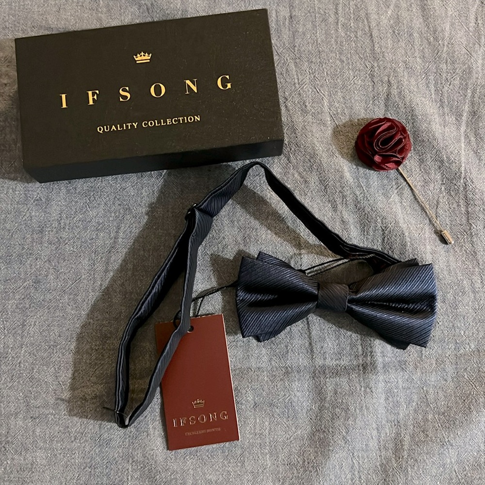 NWT textured bowtie, navy, excellent quality